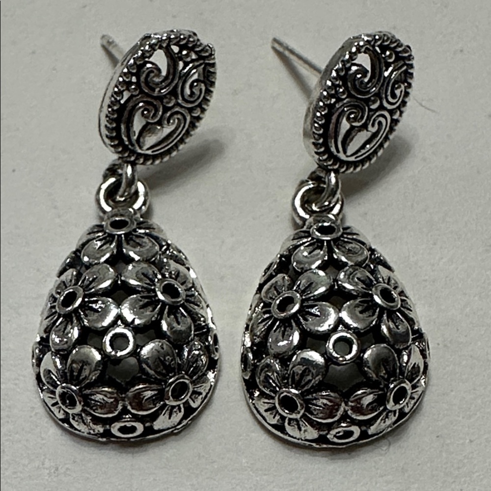 🧡Silver Toned Small Floral Drop Earrings🧡